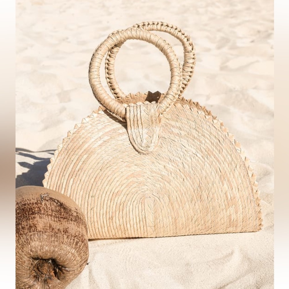 Resort bound beige woven straw tote from lulus. Barely used. Like new.